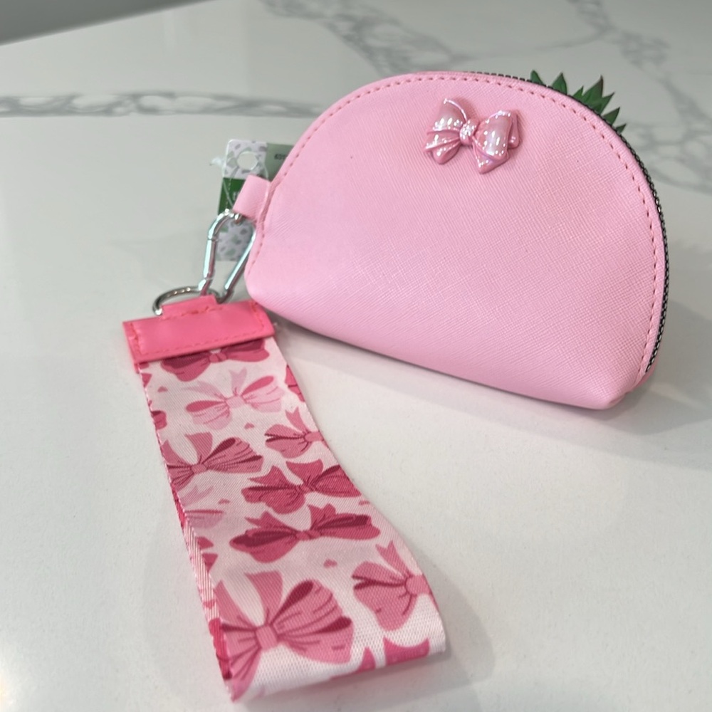 Cute.BOW🎀🎀 Wristlet..🎀 - Picture 16 of 16